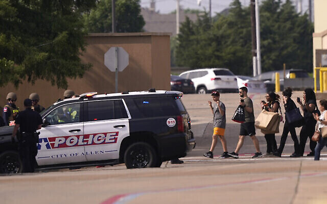 Des personnes quittent un centre commercial à la suite d'une fusillade, le 6 mai 2023, à Allen, au Texas. (Crédit : AP Photo/LM Otero)