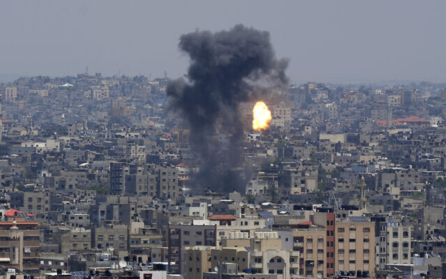 De la fumée et du feu suite à une explosion causée par une frappe aérienne israélienne sur la ville de Gaza, le 10 mai 2023. (Crédit : AP Photo/Adel Hana)