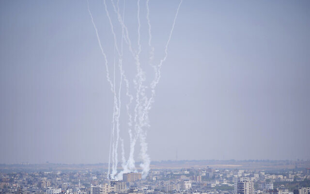 Des roquettes lancées depuis la Bande de Gaza vers Israël, dans la ville de Gaza, le 10 mai 2023. L'aviation israélienne a frappé des cibles dans la Bande de Gaza pour la deuxième journée consécutive mercredi, tuant au moins un Palestinien et rapprochant la région d'une nouvelle série de combats violents. (Crédit : AP Photo/Hatem Moussa)