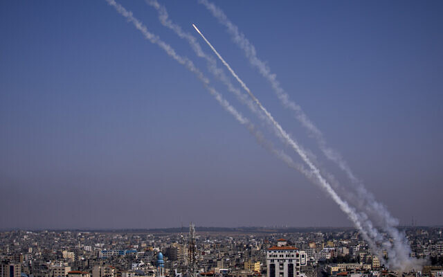 Des roquettes lancées depuis la Bande de Gaza vers Israël, à Gaza, le 10 mai 2023. (Crédit : AP Photo/Fatima Shbair)