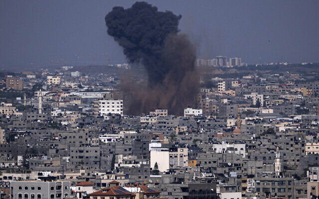 De la fumée s’élevant après une frappe aérienne israélienne dans la ville de Gaza, le 10 mai 2023. (Crédit : AP Photo/Fatima Shbair)