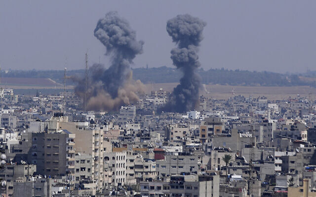 De la fumée s'élève après une frappe israélienne à Gaza, le 10 mai 2023. (Crédit : AP Photo/Adel Hana)