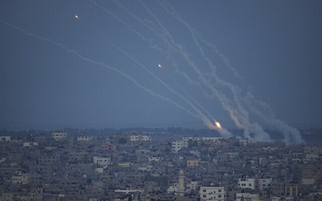 Des roquettes lancées depuis la Bande de Gaza vers Israël, à Gaza, le 10 mai 2023. (Crédit : AP Photo/ Hatem Moussa)