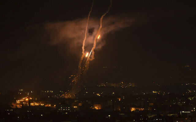 Des roquettes lancées depuis la Bande de Gaza vers Israël, à Gaza, le 10 mai 2023. (Crédit : AP Photo/Fatima Shbair)