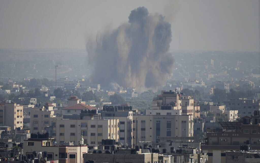 De la fumée s’élevant  au-dessus de la ligne d'horizon après une frappe aérienne israélienne, à Gaza, le 11 mai 2023. (Crédit : AP Photo/Hatem Moussa)