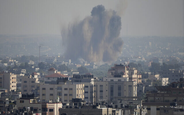 De la fumée s’élevant  au-dessus de la ligne d'horizon après une frappe aérienne israélienne, à Gaza, le 11 mai 2023. (Crédit : AP Photo/Hatem Moussa)