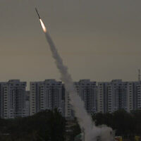 Le système antimissile Dôme de Fer tire pour intercepter une roquette tirée depuis la bande de Gaza vers Israël, à hauteur d’Ashkelon, le 11 mai 2023. (Crédit : AP Photo/Ariel Schalit)