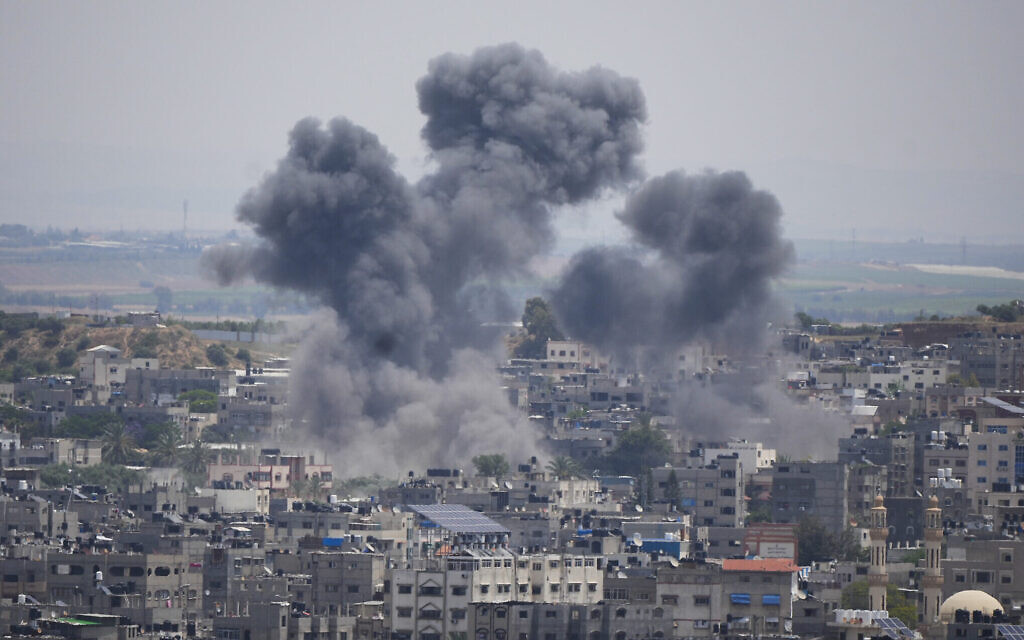 De la fumée s'élève après une explosion causée par une frappe aérienne israélienne, dans la bande de Gaza, le vendredi 12 mai 2023. (Crédit : AP Photo/Hatem Moussa)
