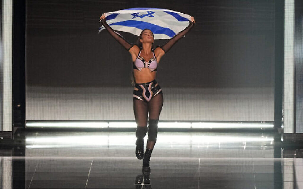 L'Israélienne Noa Kirel d’Israël, lors de la cérémonie des drapeaux, avant la Grande Finale du Concours de la chanson Eurovision à Liverpool, en Angleterre, le 13 mai 2023. (Crédit : AP Photo/Martin Meissner)