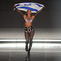 L'Israélienne Noa Kirel d’Israël, lors de la cérémonie des drapeaux, avant la Grande Finale du Concours de la chanson Eurovision à Liverpool, en Angleterre, le 13 mai 2023. (Crédit : AP Photo/Martin Meissner)