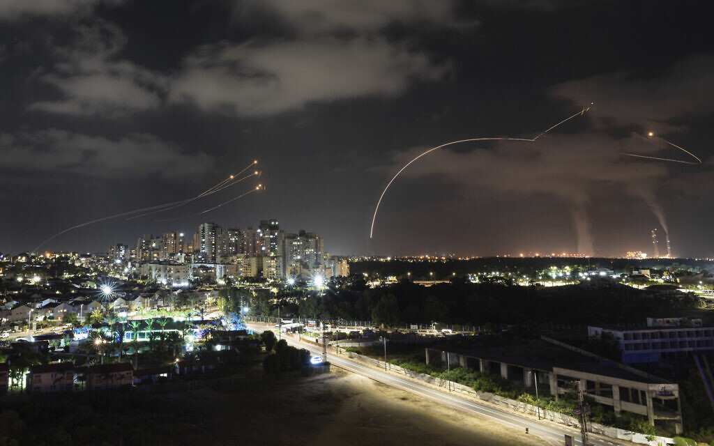 Le système de défense aérienne israélien Dôme de fer tirant des missiles-intercepteurs sur des roquettes lancées depuis la Bande de Gaza, sur Ashkelon, dans le sud d'Israël, le 13 mai 2023. (Crédit : AP Photo/Tsafrir Abayov)