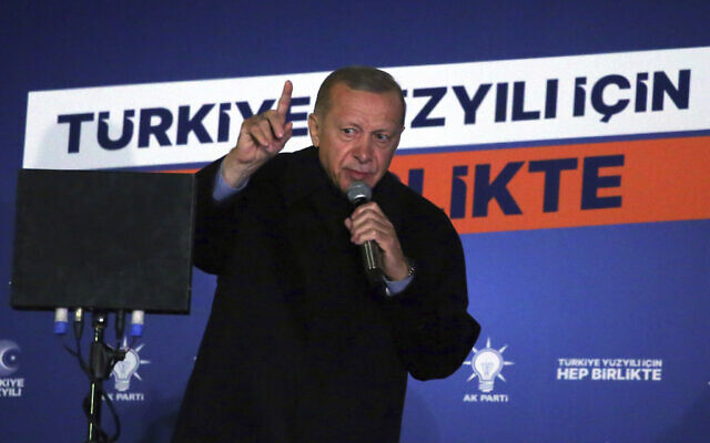 Le président turc Recep Tayyip Erdogan prononce un discours au siège du parti, à Ankara, Turquie, le 15 mai 2023. (Crédit : AP/Ali Unal)