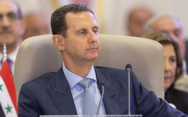 Le président syrien Bashar el-Assad présidant ses délégations lors du sommet de la Ligue arabe de Jeddah, en Arabie saoudite, le 19 mai 2023. (Crédit : Saudi Press Agency via AP)