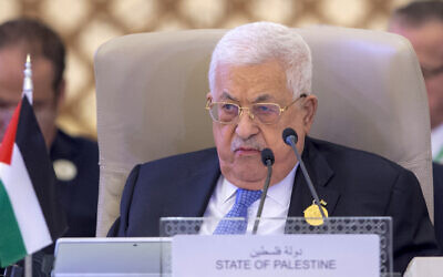 Le dirigeant palestinien Mahmoud Abbas participant au sommet de la Ligue arabe à Jeddah, en Arabie saoudite, le 19 mai 2023. (Crédit : Saudi Press Agency via AP)