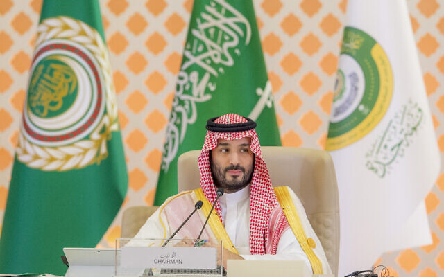 Le prince héritier saoudien Mohammed ben Salman présidant le sommet de la Ligue arabe à Jeddah, en Arabie saoudite, le 19 mai 2023. (Crédit : Agence de presse saoudienne via AP)