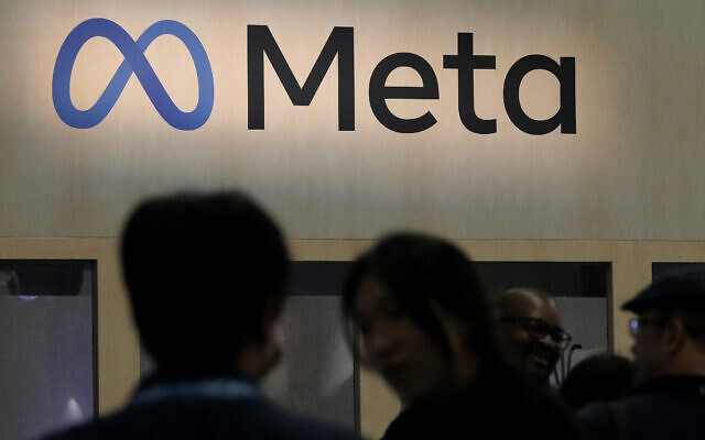 Les participants visitent le stand Meta lors de la Game Developers Conference 2023 à San Francisco, le 22 mars 2023. (Crédit : AP Photo/Jeff Chiu, Archive)