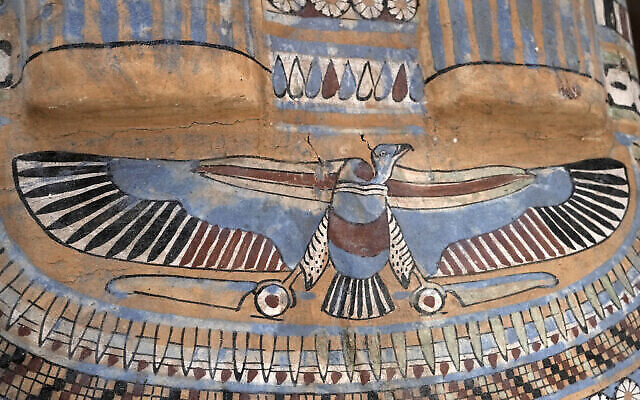 Une peinture colorée visible sur un ancien sarcophage en bois récemment mis au jour sur le site de la pyramide à degrés de Djéser, à Saqqara, en Égypte, le 27 mai 2023. (Crédit : AP Photo/Amr Nabil)