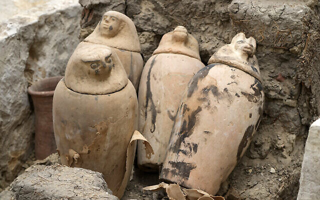 Des jarres canopes, destinées à contenir les organes retirés du corps lors du processus de momification, visibles sur le site de la pyramide à degrés de Djéser, à Saqqara, en Égypte, le 27 mai 2023. (Crédit : AP Photo/Amr Nabil)