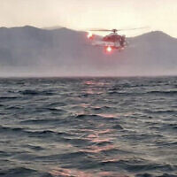 Sur cette image publiée par les pompiers italiens, un hélicoptère recherche les passagers disparus après qu'un bateau de tourisme ait chaviré lors d'une tempête sur le lac Majeur en Italie, dans le nord de la région de Lombardie, le 28 mai 2023 (Crédit : Vigili Del Fuoco via AP).