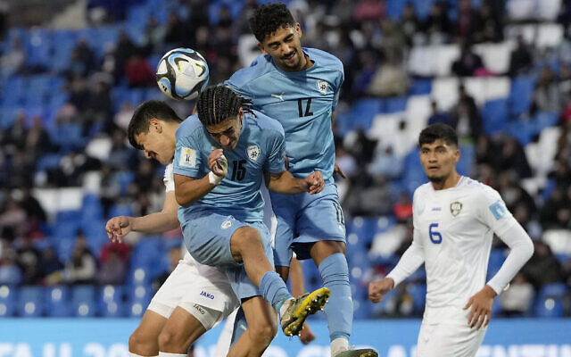 L'Ouzbek Shakhzodjon Nematjonov, à gauche, tente une tête avec les Israéliens Tay Abed (15 ) et Roy Revivo (12) lors d'un match de football des huitièmes de finale de la Coupe du monde U-20 de la FIFA au stade Malvinas Argentinas de Mendoza, en Argentine, le 30 mai 2023. (Crédit : AP/Ricardo Mazalan)