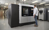 Une imprimante 3D Stratasys F900. (Crédit : Business Wire via AP)