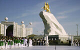 La population se rassemble en vue d'une cérémonie de dévoilement d'un monument à Ashgabat, au Turkménistan, le 25 mai 2015 (Crédit : AP Photo/Alexander Vershinin)
