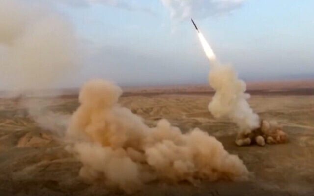 Illustration : Cette capture d'écran d'une vidéo montre le lancement de missiles balistiques par le Corps des Gardiens de la Révolution islamique lors d'un exercice militaire le 29 juillet 2020. (Crédit : Sepahnews via AP)