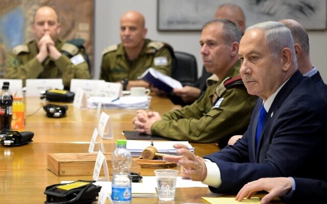 Le Premier ministre Benjamin Netanyahu assistant à une réunion du cabinet de sécurité au quartier général de l'armée, à Tel Aviv, le 9 mai 2023. (Crédit : Avi Ohayan/GPO)