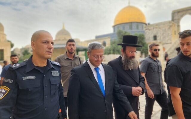 Le ministre de la Sécurité nationale Itamar Ben Gvir, au centre, en visite au mont du Temple, dans la Vieille Ville de Jérusalem, le 21 mai 2023. (Crédit : Minhelet Har Habayit)