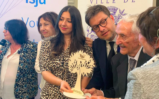 Naomie Dahan reçoit le prix Robert-Mizrahi pour la transmission de la mémoire, avec le maire de Marseille, Benoît Payan, et Robert Mizrahi, à l’Hotel de Ville de Marseille, le 8 mai 2023. (Crédit : Ville de Marseille)