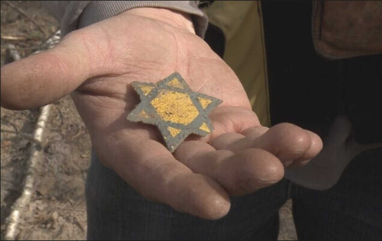 Une étoile de David en métal déterrée à Sobibor. (Crédit : Gary Hochman)