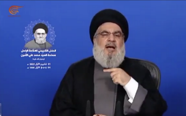 Hassan Nasrallah, chef du groupe terroriste chiite libanais du Hezbollah, lors d'un discours télévisé en direct, le 1er octobre 2022 (Crédit : Capture d'écran vidéo Twitter)