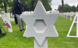 L’étoile de David sur la tombe du lieutenant Lawrence Samuel Craig, au cimetière américain de Colleville-sur-Mer, le 29 mai 2023. (Crédit : association Opération Benjamin)