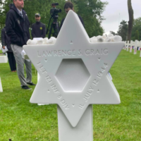 L’étoile de David sur la tombe du lieutenant Lawrence Samuel Craig, au cimetière américain de Colleville-sur-Mer, le 29 mai 2023. (Crédit : association Opération Benjamin)