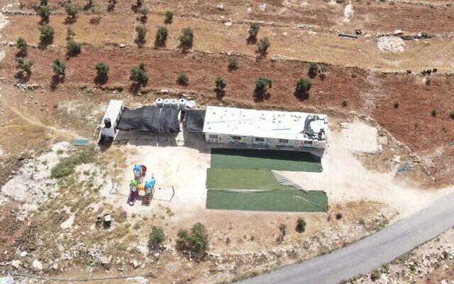 Vue aérienne du bâtiment qui abritait l'école Jab Zeeb, à Jubbet Ad Dhib, près de Bethléem, sous l'Autorité palestinienne. (Crédit : Regavim)
