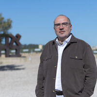 Denis Weil, directeur du Musée israélien, un an après sa prise de fonctions, en mars 2022, dans le jardin de sculptures qu’il a découvert à l’âge de 10 ans (Autorisation : Elie Posner)
