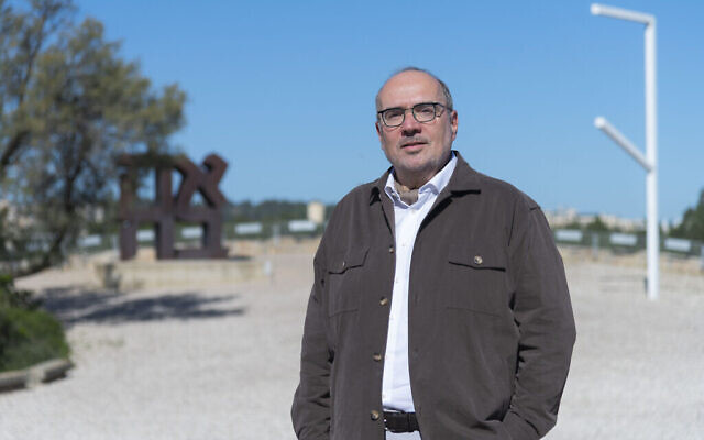 Denis Weil, directeur du Musée israélien, un an après sa prise de fonctions, en mars 2022, dans le jardin de sculptures qu’il a découvert à l’âge de 10 ans (Autorisation : Elie Posner)