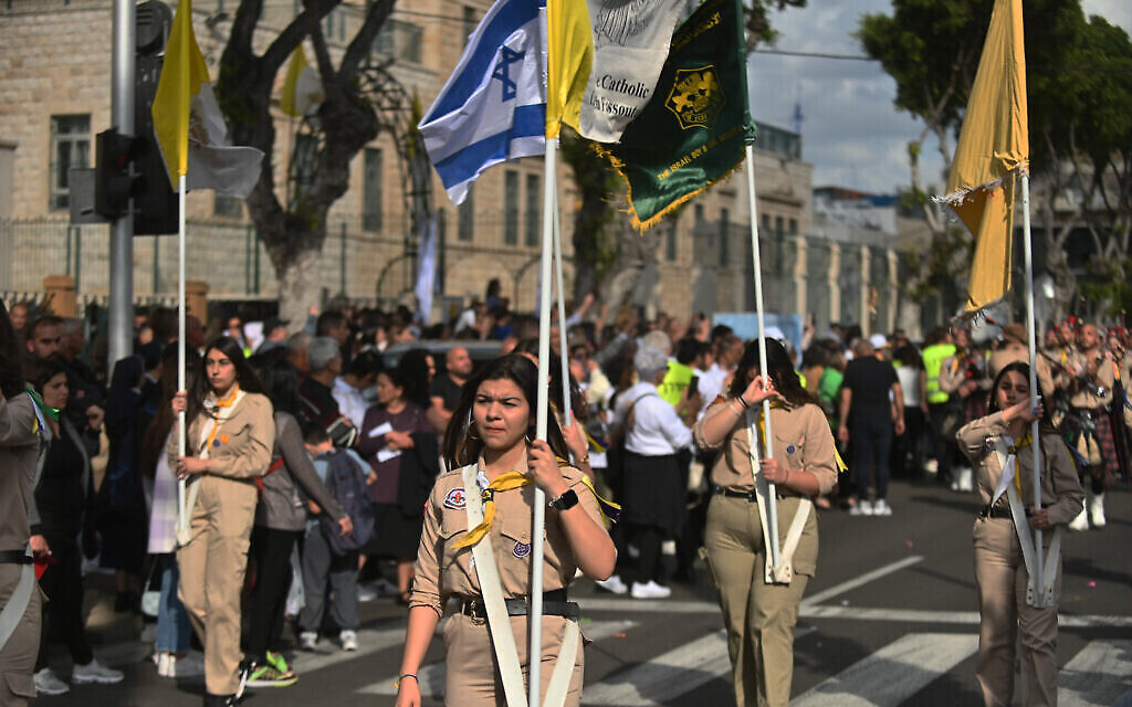 Marche des scouts arabo-chrétiens à la procession de la Vierge Marie à Haïfa, Israël, le 30 avril 2023. (Crédit : Lidor Canaan/Times of Israel)