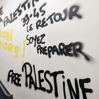 Un tag antisémite sur un mur de l'université Paris 8, à Saint-Denis, le 12 mai 2023. (Crédit : Twitter/UEJF)
