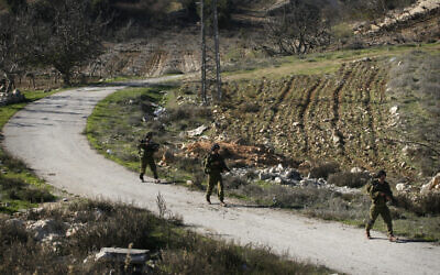 Illustration : Des soldats de l'armée israélienne patrouillant dans un champ en Cisjordanie. (Crédit : Michal Fattal/Flash90)
