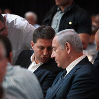 Le maire de Modiin et président de la Fédération des Autorités locales Haim Bibas, à gauche, avec le Premier ministre Benjamin Netanyahu pendant un événement organisé pour Rosh Hashanah qui réunissait les autorités municipales à Airport City, le 30 août 2018. (Crédit : Flash90)