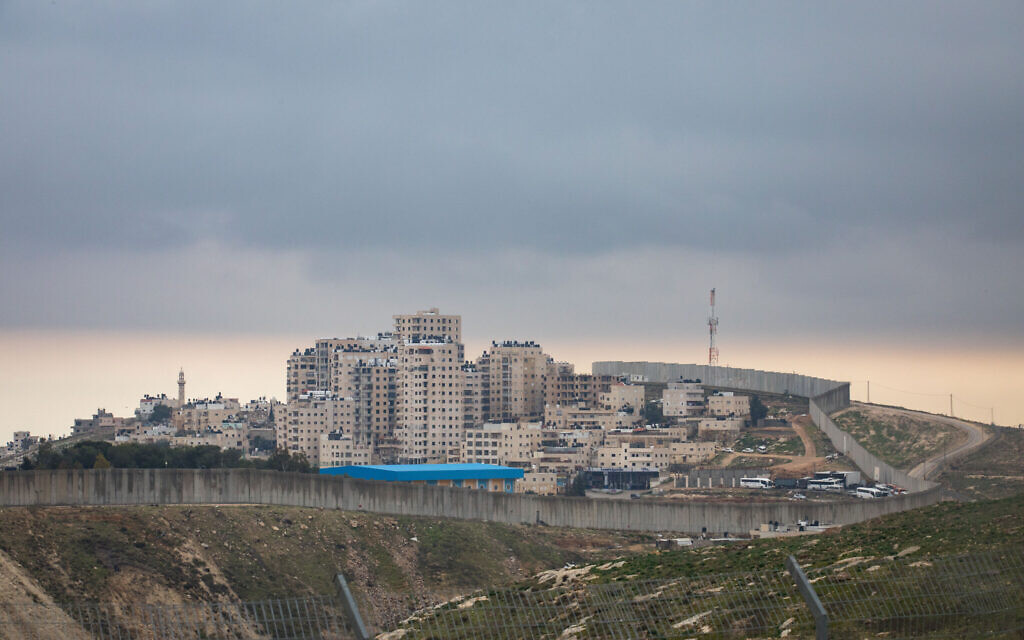 Vue générale de la barrière de sécurité et de la ville d'Abu Dis, à l'extérieur de Jérusalem. le 2 février 2020. (Crédit : Olivier Fitoussi/Flash90)