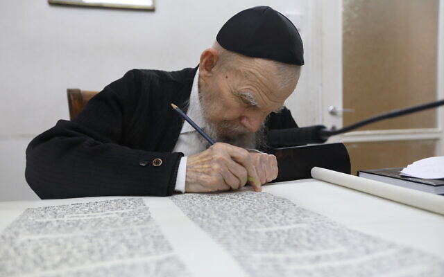 Le rabbin Gershon Edelstein, chef de la Yeshiva Ponevezh, dans sa maison de la ville juive ultra orthodoxe de Bnei Brak, le 20 mai 2021. (Crédit : Yaakov Naumi/FLASH90)