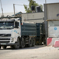 Des camions palestiniens chargés d'agrégats, de fer et de ciment entrant par le point de passage commercial de Kerem Shalom dans le sud de la Bande de Gaza, le 1er septembre 2021. (Crédit : Abed Rahim Khatib/Flash90)