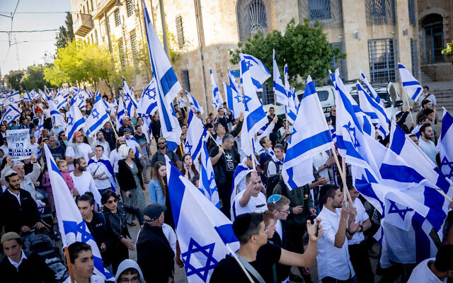 Des centaines d'activistes de droite brandissant des drapeaux lors d'une marche à travers la Vieille Ville de Jérusalem, le 20 avril 2022. (Crédit : Yonatan Sindel/Flash90)