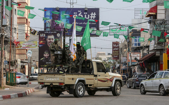 Des membres des Brigades Ezzedine al-Qassam, la branche armée du Hamas, patrouillant à Rafah, dans la Bande de Gaza, le 14 décembre 2022. (Crédit : Abed Rahim Khatib/Flash90)