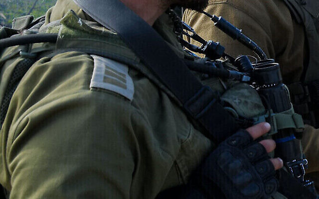 Illustration : Un capitaine de l'armée israélienne lors d'un exercice sur le plateau du Golan, le 10 janvier 2023. (Crédit : Michael Giladi/Flash90)