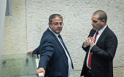 Le whip de la coalition et député du Likud  Ofir Katz, à droite, s’entretient avec le ministre de la Sécurité intérieure Itamar Ben Gvir en marge d’un vote plénier à la Knesset, à Jérusalem, le 1er mars 2023. (Crédit : Yonatan Sindel/Flash90)