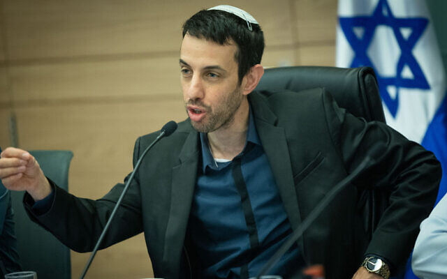 Le député du Likud Ariel Kallner assistant à une réunion d'une commission de la Knesset, le 15 mars 2023. (Crédit : Yonatan Sindel/Flash90)