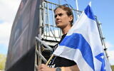 Shikma Bressler lors d'une manifestation contre la réforme judiciaire au portail de la Knesset de Jérusalem, le 27 mars 2023. (Crédit :  Gili Yaari/Flash90)
